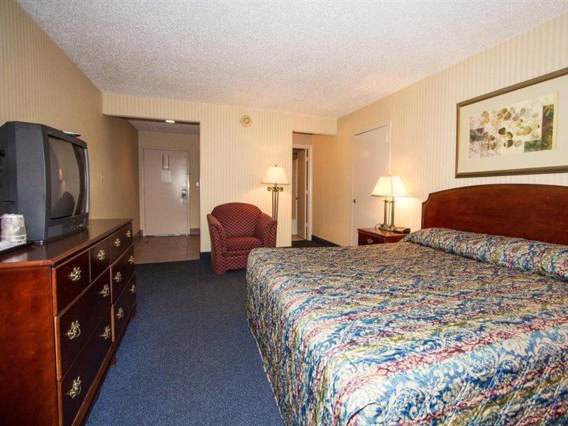 Red Roof Inn & Suites ניופורט ניוז מראה חיצוני תמונה