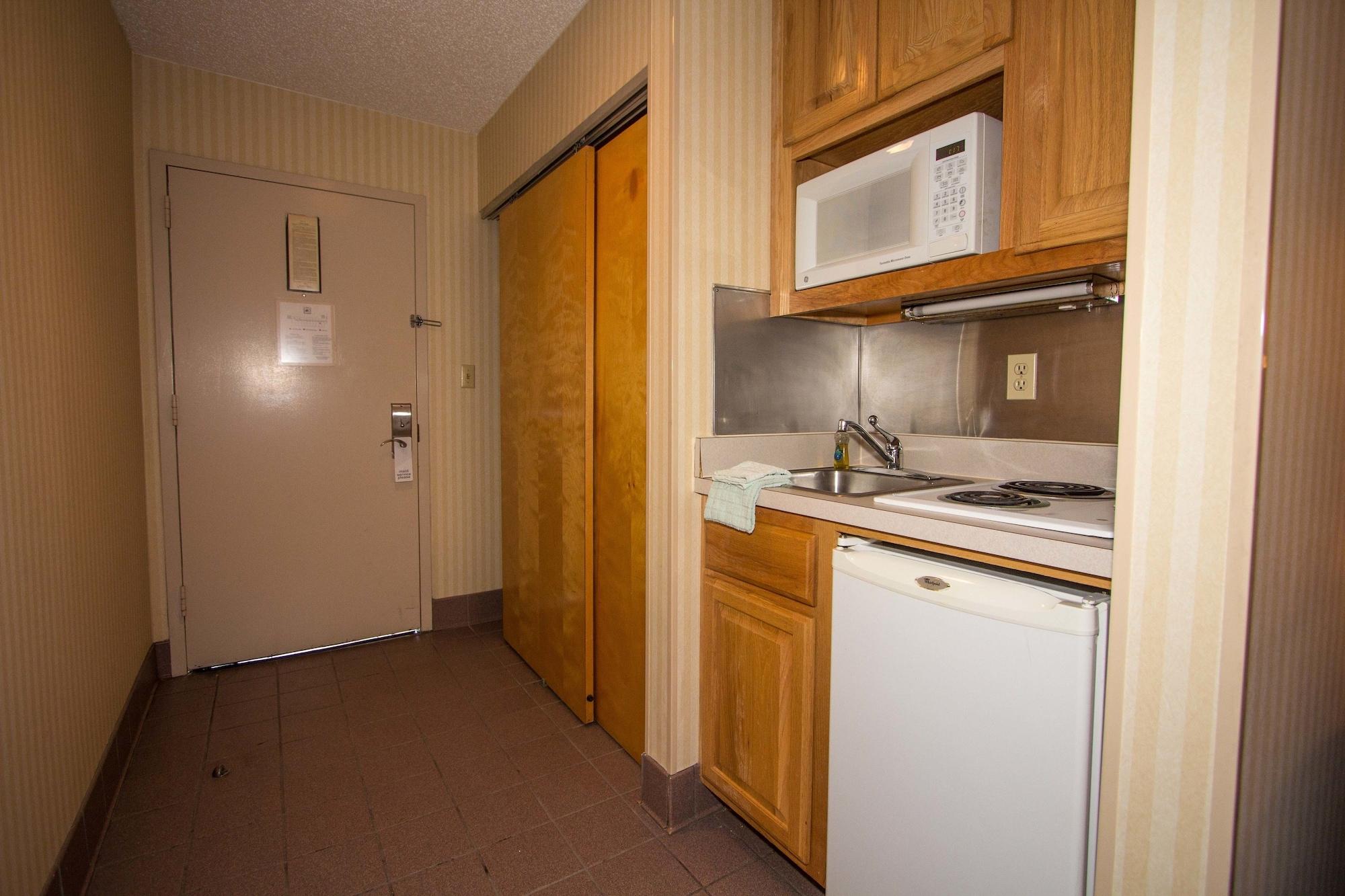 Red Roof Inn & Suites ניופורט ניוז מראה חיצוני תמונה