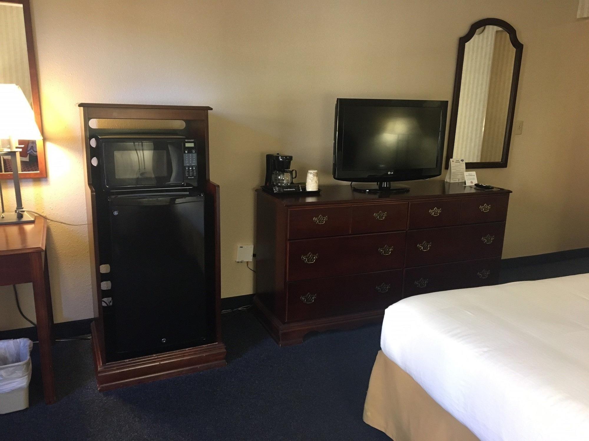 Red Roof Inn & Suites ניופורט ניוז מראה חיצוני תמונה