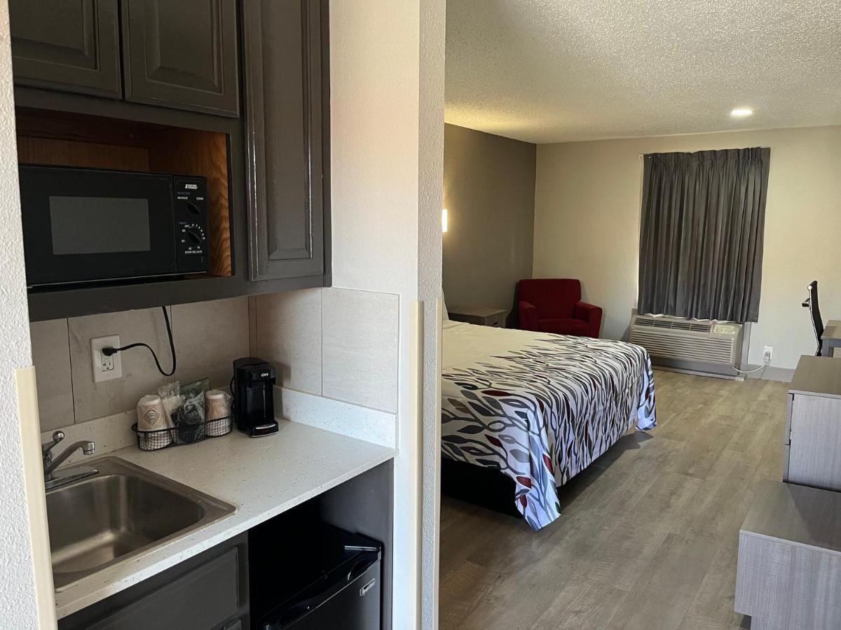 Red Roof Inn & Suites ניופורט ניוז מראה חיצוני תמונה
