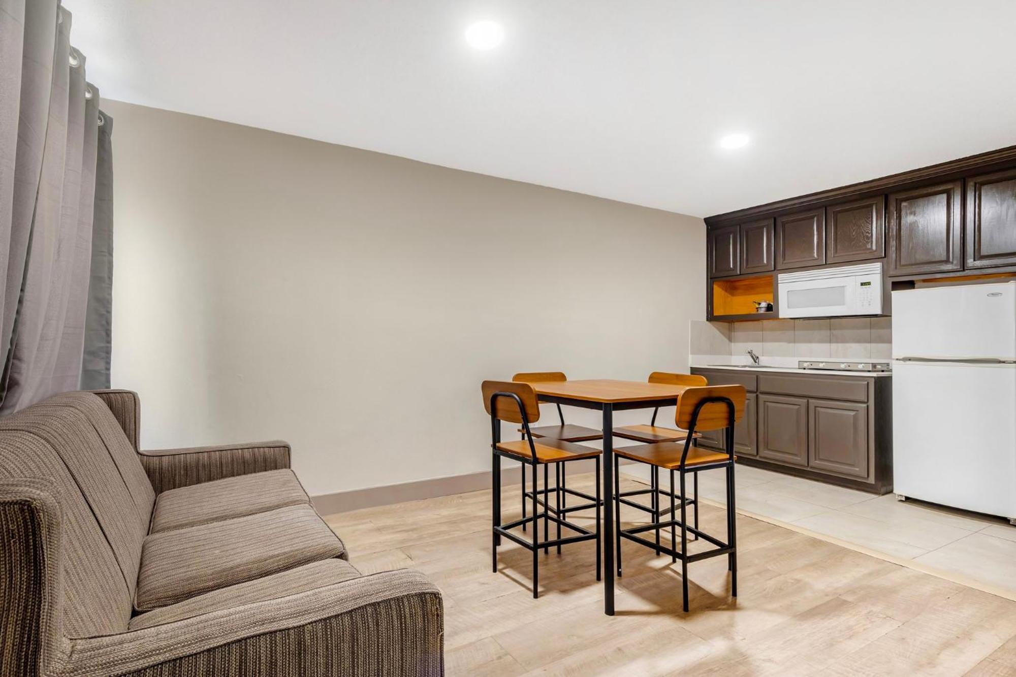Red Roof Inn & Suites ניופורט ניוז מראה חיצוני תמונה