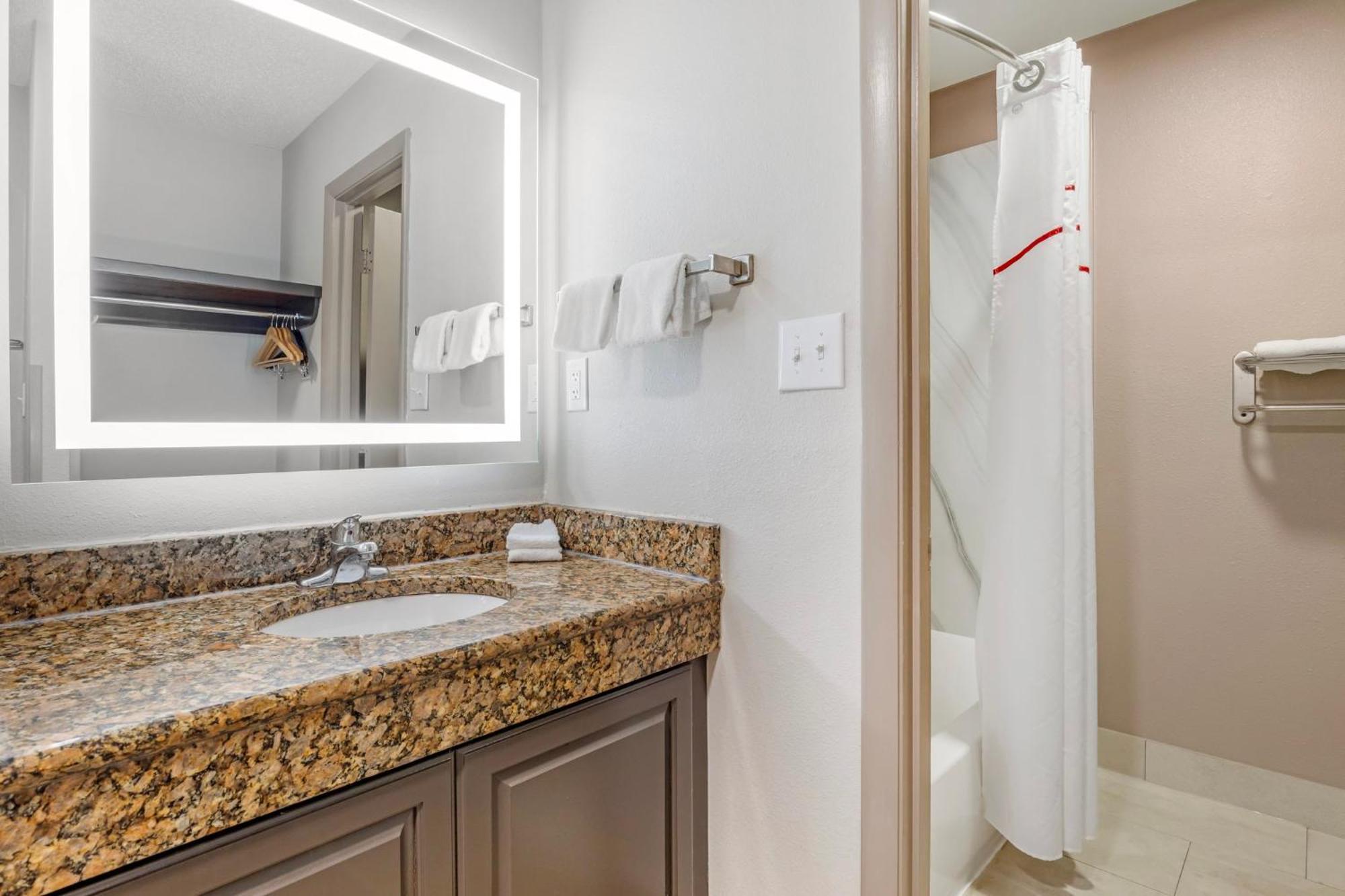 Red Roof Inn & Suites ניופורט ניוז מראה חיצוני תמונה