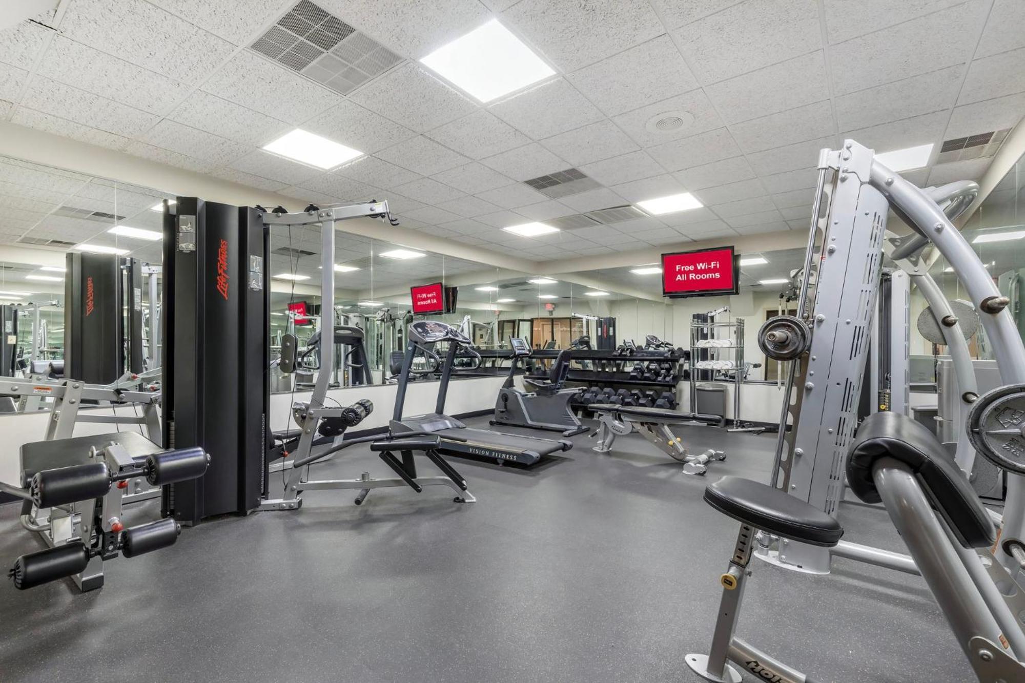 Red Roof Inn & Suites ניופורט ניוז מראה חיצוני תמונה