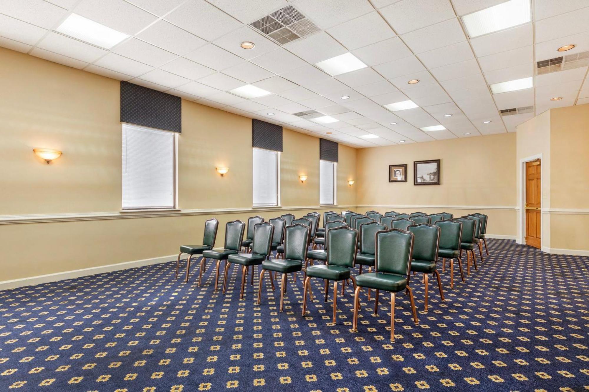 Red Roof Inn & Suites ניופורט ניוז מראה חיצוני תמונה