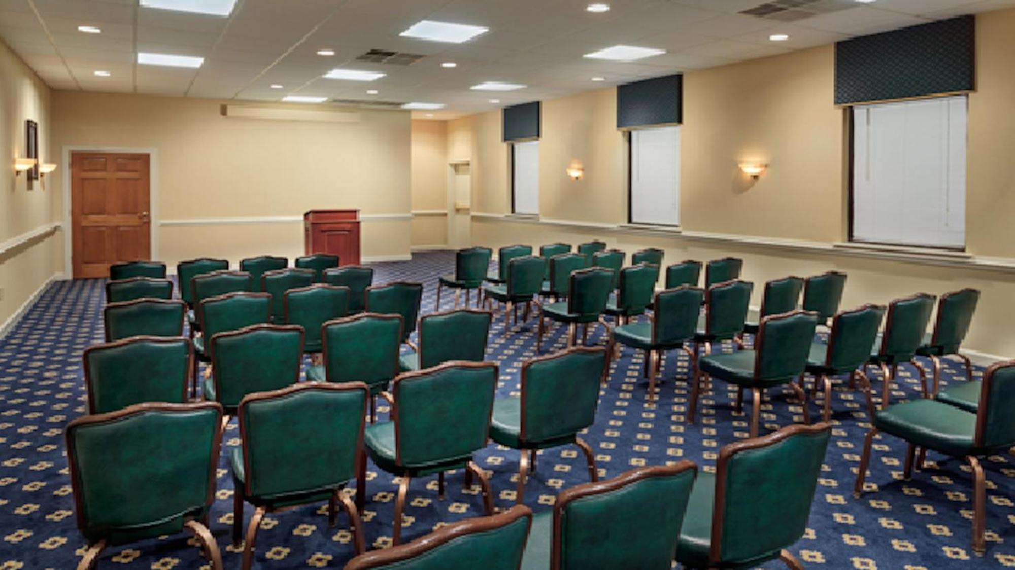 Red Roof Inn & Suites ניופורט ניוז מראה חיצוני תמונה